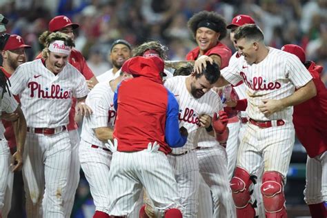 Schwarber’s walkoff HR lifts Phillies past Dodgers for sixth straight victory